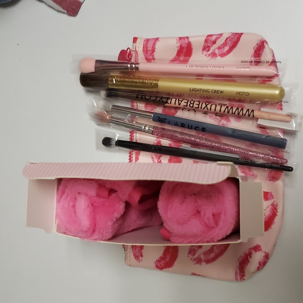 The Vintage Cosmetic Company makeup removing cloths and new makeup brushes MOTD - Picture 4 of 4